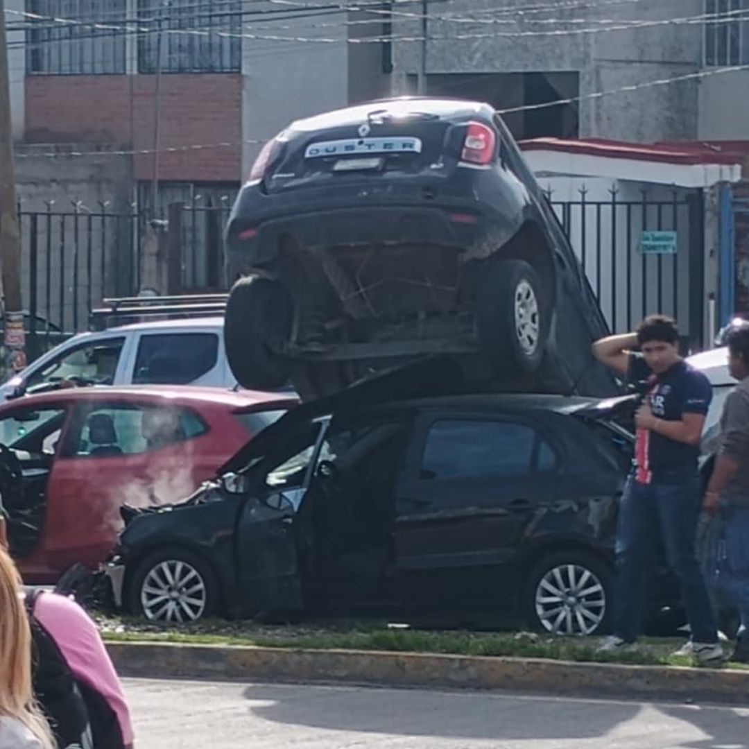 Accidente Choque Tres Automóviles Camión Volteo Avenida Xonacatepec Puebla